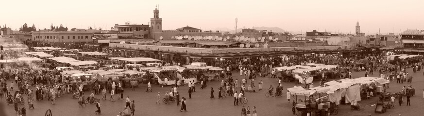 Fototapeta premium place Jemaa El Fna panoramique en sépi