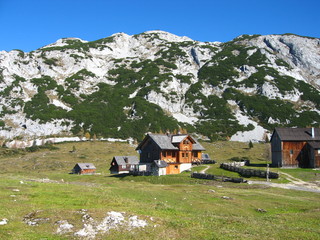 Fototapeta na wymiar berghütten in österreich
