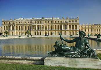 Fototapeta na wymiar pomnik przed Chateau de Versailles