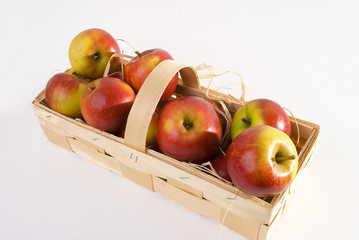 Ein Korb, prall gefüllt mit Äpfel II