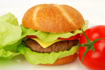 Cheeseburger with fresh vegetables
