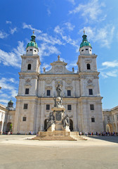 Fototapeta na wymiar Katedra Dome w centrum miasta Salzburg, Austria