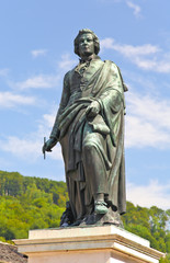 Fototapeta na wymiar Pomnik Mozarta w placu Mozarta w Salzburgu w Austrii