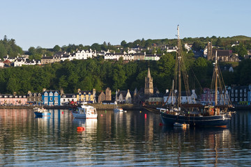 Fototapeta na wymiar Tobermory port w Szkocji