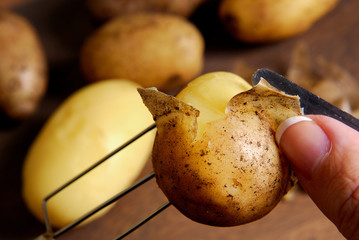 Pellkartoffel schälen