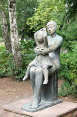 Fototapeta na wymiar Mère et enfant, statue dans un square, Berlin, Allemagne.