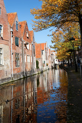 Fototapeta na wymiar Reflets de façades dans le canal
