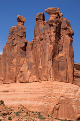 Fototapeta premium Panorama im Arches National Park mit den Three Gossips