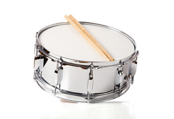 Obraz premium A new silver snare drum with sticks on a white background