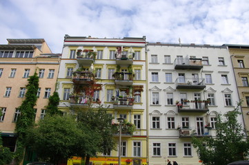 Fototapeta na wymiar Façades d'immeubles, balcons et arbres, Berlin, Allemagne.