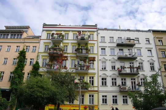 Façades d'immeubles, balcons et arbres, Berlin, Allemagne.