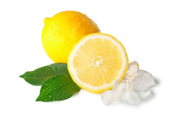 citrons avec de la glace et des feuilles vertes, isolés sur fond blanc