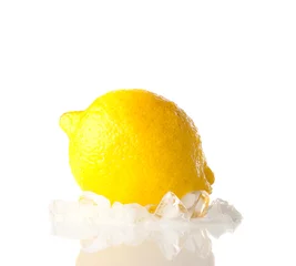 Poster een citroen met ijs, geïsoleerd op wit, kopieer ruimte voor de tekst © chesterF
