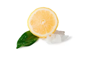 Photo sur Plexiglas Dans la glace une tranche de citron avec feuille et glace