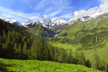 Fototapeta na wymiar View at alpine mountain peaks - Grossglockner