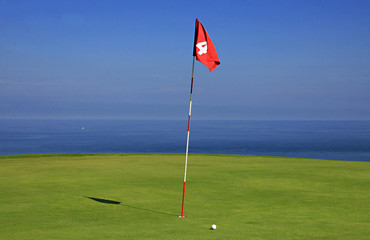 Obraz premium green de golf devant la mer