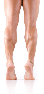 Nackte Beine von Mann auf Zehenspitzen