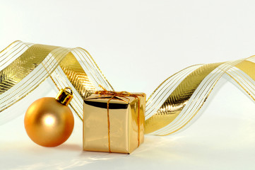 Weihnachtsbaumkugel und Geschenk