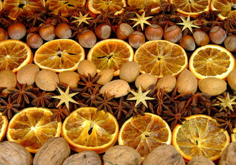 Orangenscheiben, Nüsse und Sternanis © Stefanie Lindorf