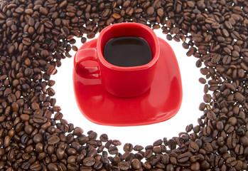 Kaffee, rote Tasse mit Kaffeebohnen