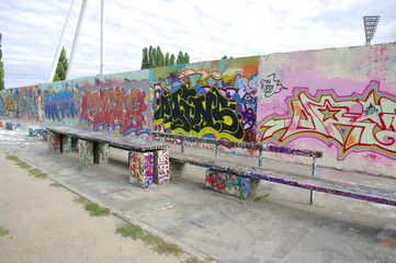 Obraz premium Ściana z graffiti wzdłuż stadionu, Berlin, Niemcy.