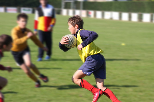 Jeune joueur de rugby face à ses adversaires
