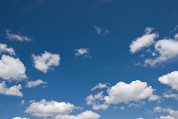 Naklejka na ściany i meble blue sky with cauliflower clouds