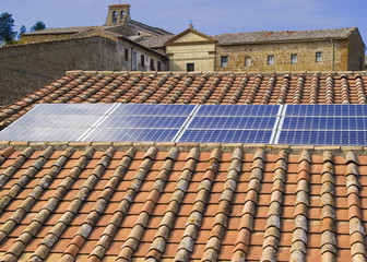 tetto fotovoltaico con pannelli solari integrati © Robbic