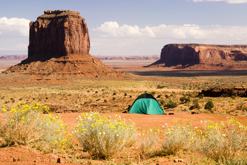 Obraz premium tent camping in Monument Valley