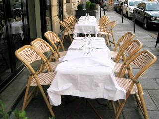 Tables de restaurant avec nappes blanches, Paris, France.