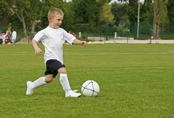 Acrylic prints Soccer enfant jouant au football