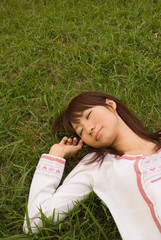 草原で眠る女性
