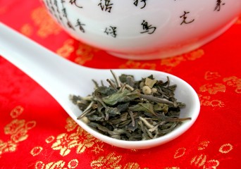 Fototapeta premium Green in porcelain spoon