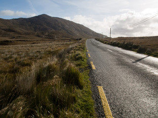 Reflet sur la route en montagne dans le Connemara irlandais
