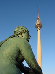 Berlin Fernsehturm mit Neptunbrunnen