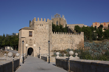 Fototapeta na wymiar Ściany Toledo i S. Juan de los Reyes
