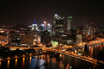 Fototapeta na wymiar Pittsburgh skyline z Mount Washington w nocy.