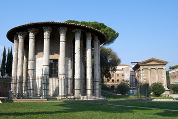 Fototapeta na wymiar Temple of Hercules Victor, Rzym