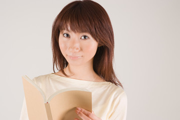 読書する女性
