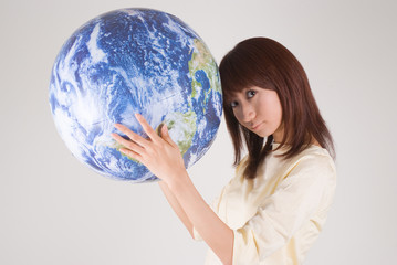 地球儀を持つ女性