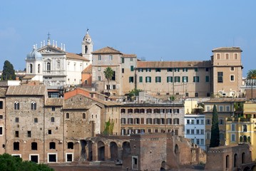 Fototapeta na wymiar Panoramica di vecchi palazzi romani