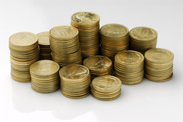 monedas doradas en pilas
