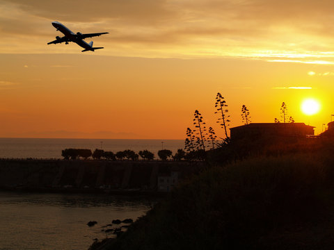 Flugzeug im Sonnenuntergang