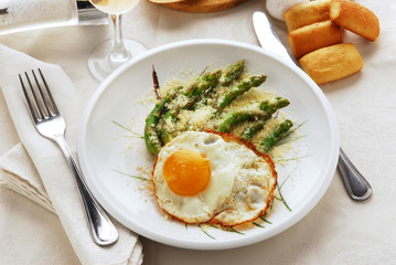 Asparagi con le uova in cereghin - Sparg a la milanesa