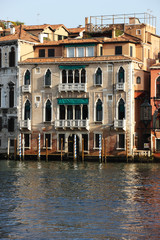 les pieds dans l'eau