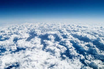 Fototapeta na wymiar Widok z okna samolotu nad chmurami