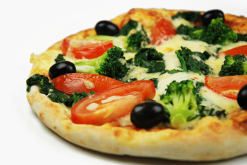 Pizza, Broccoli, Tomaten, Oliven, Mozzarella