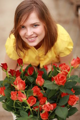 Naklejka premium Young girl with amazing gift - bouguet of red roses