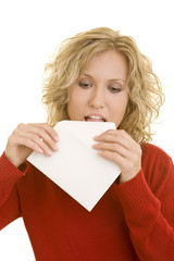 Blonde Frau klebt einen Briefumschlag zu