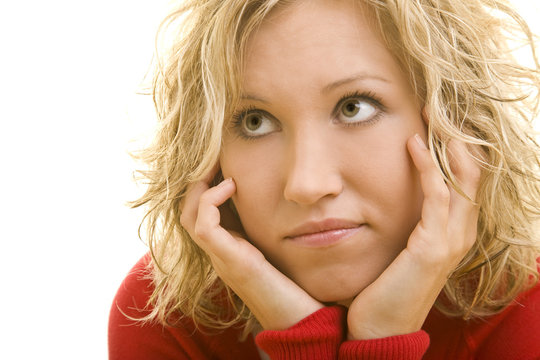 Blonde Frau st&uuml;tzt ihr Kinn auf den H&auml;nden ab